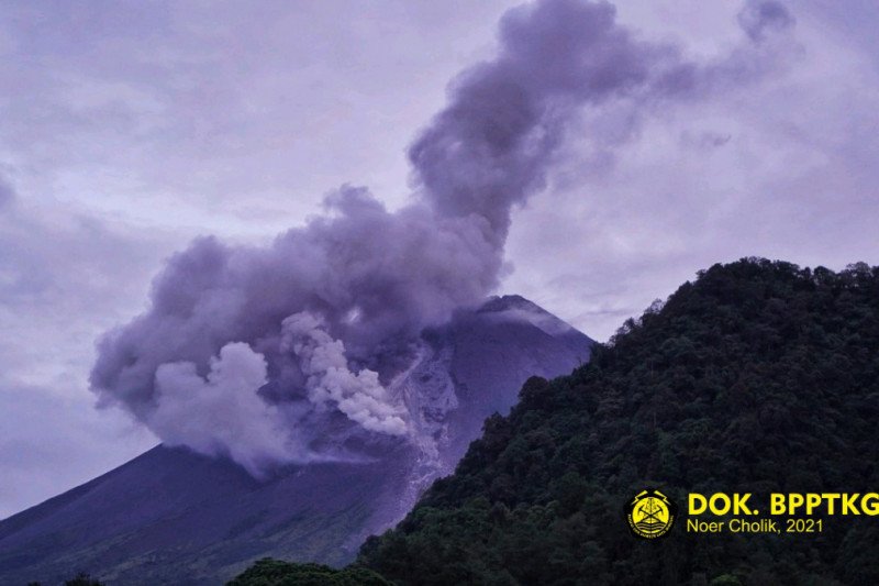 Gunung Merapi keluarkan tiga kali awan panas sejauh 700-1.200 meter