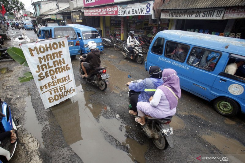 Jalan rusak di Kabupaten Bogor, warga klaim belum ada perhatian dari pemerintah setempat