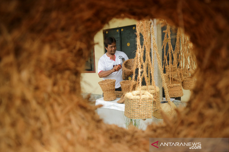 Penyandang disabilitas produksi pot berbahan sabut kelapa