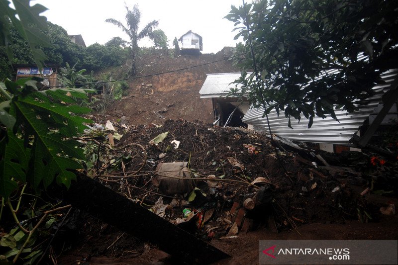 Dampak bencana tanah longsor di kota Manado