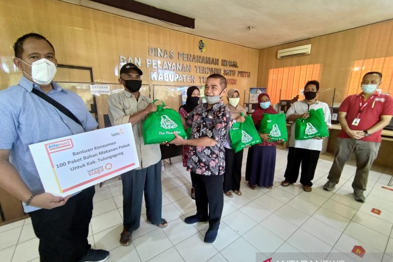 Alfamart salurkan program donasi konsumen di sejumlah kota di Jatim