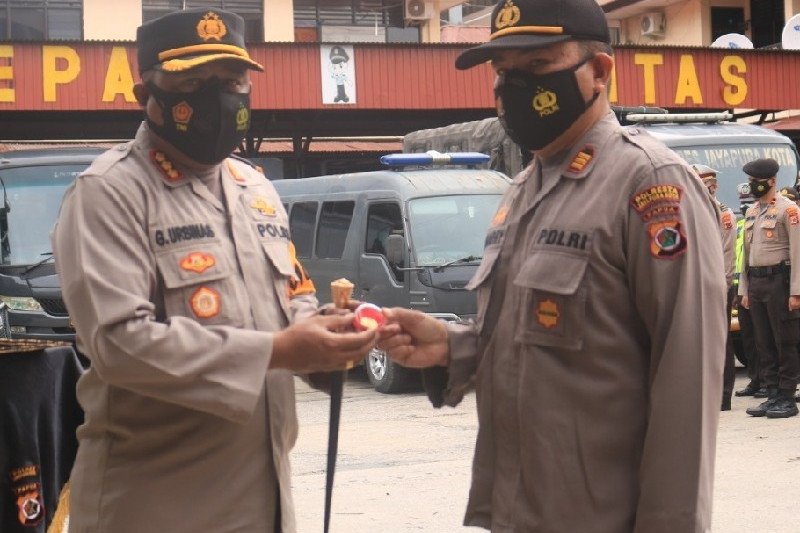 Amankan 13 pucuk senpi, dua anggota Polresta Jayapura dapat pin emas Kapolri