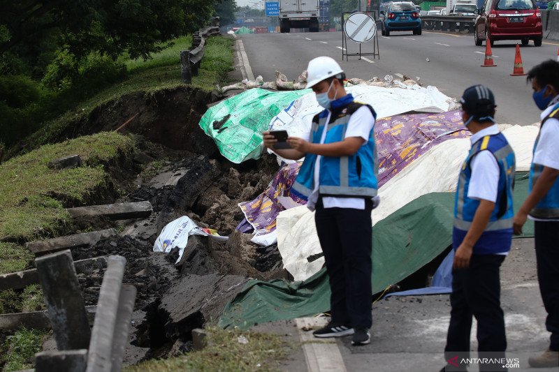 Km 06+200 Jalan Tol Surabaya - Gempol longsor, kemacetan tak terhindari