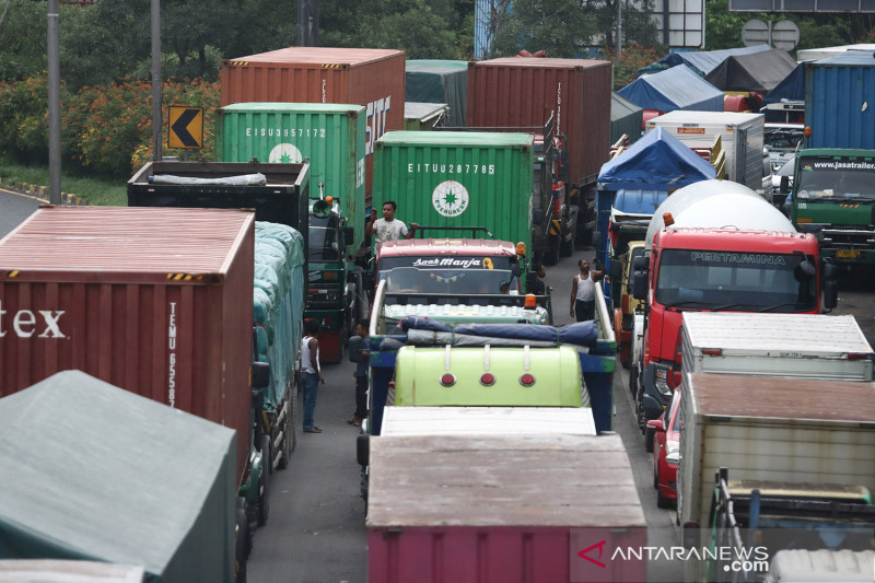 Kemacetan panjang akibat amblasnya sebagian badan jalan di tol Surabaya-Gempol