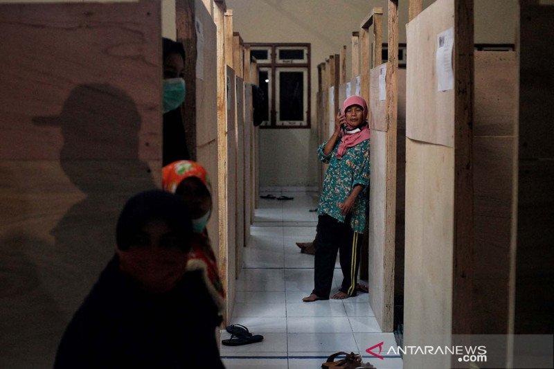Warga Turgo di lereng gunung Merapi mengungsi
