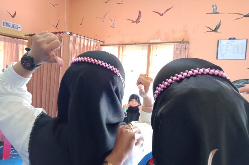 Diarpus Mataram memberikan pelatihan membuat konektor masker