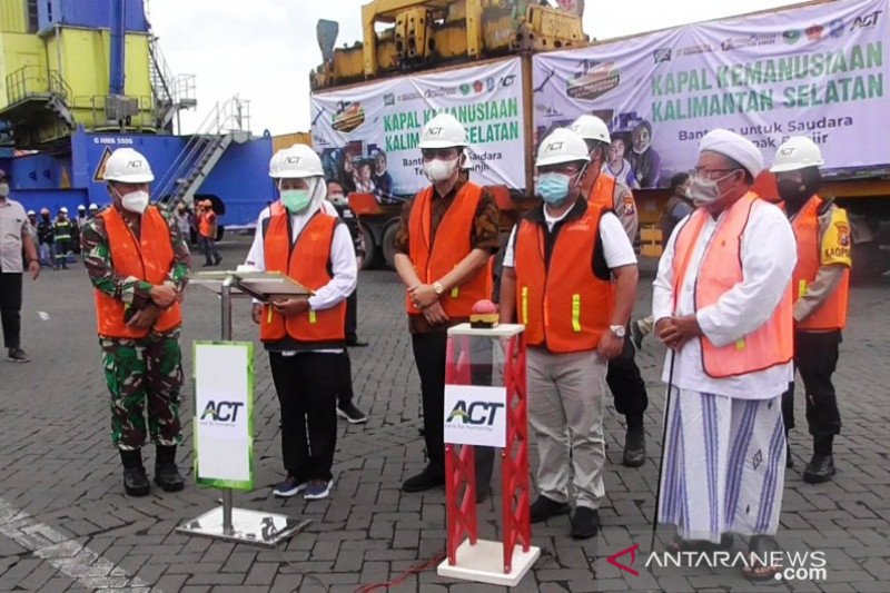 Gubernur Khofifah berangkatkan kapal kemanusiaan usai sembuh COVID-19