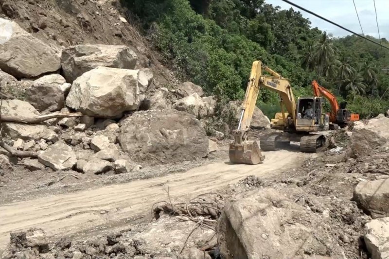 Jalan poros Majene-Mamuju sudah dapat dilalui kendaraan
