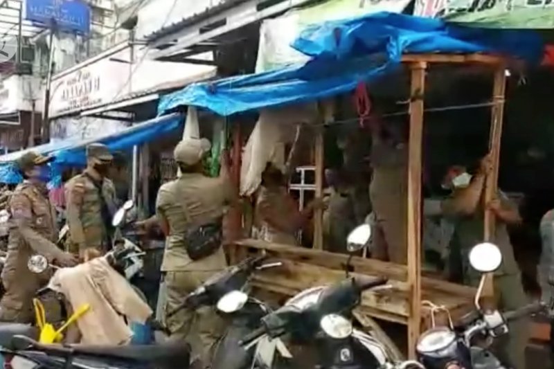 Timbulkan kemacetan, Satpol PP tertibkan ratusan PKL