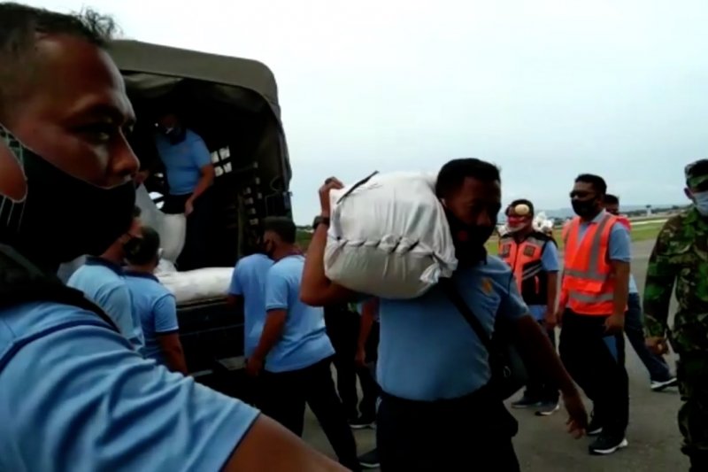 Lanud Haluoleo terbangkan 5 ton bantuan untuk korban gempa Sulbar