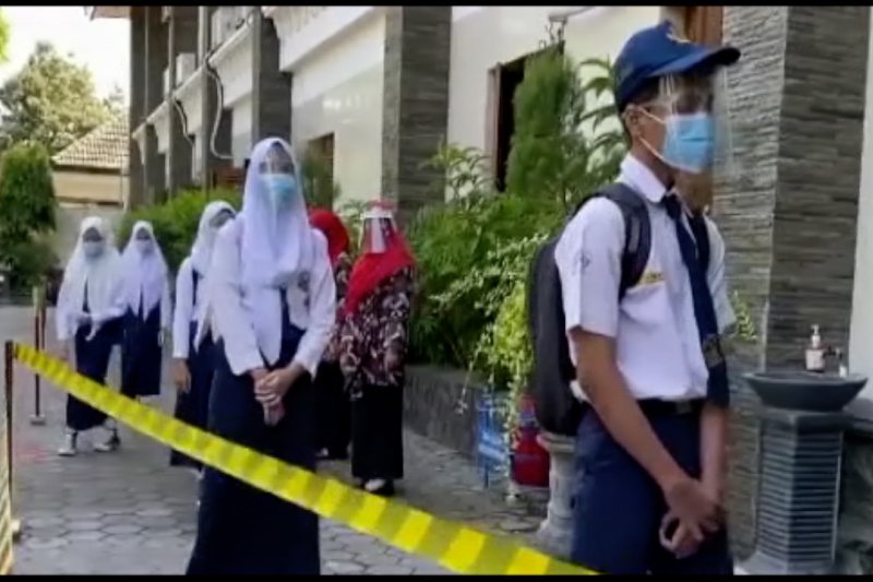 Nadiem bebaskan Pemda buka sekolah secara luring