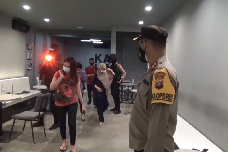 PPKM Banjarmasin, petugas sasar rumah makan yang melanggar jam operasional