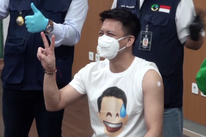 Disaksikan Gubernur Jabar, Musisi Ariel Noah jalani vaksinasi COVID-19