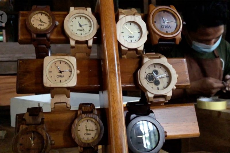 Inovasi jam tangan kayu dari limbah