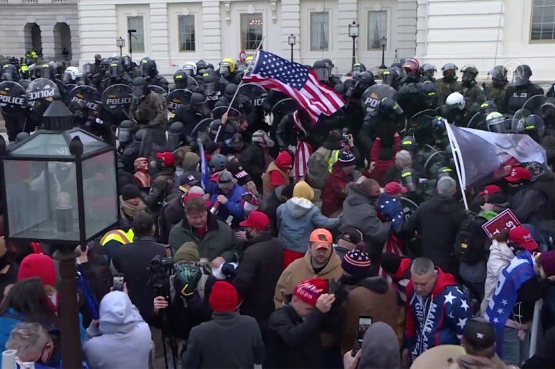 Perusuh pro-Trump menyerbu Capitol AS, bentrok dengan polisi