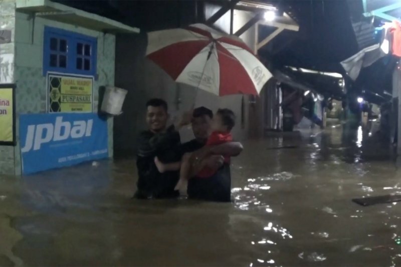 Banjir Pekalongan, puluhan warga mengungsi