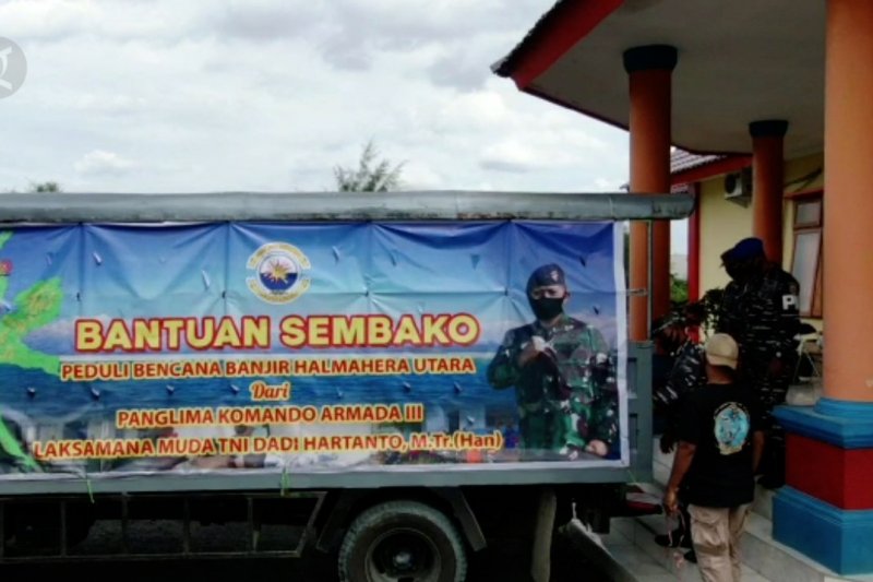 Pejabat TNI-AL salurkan bantuan untuk korban banjir di Halmahera Utara