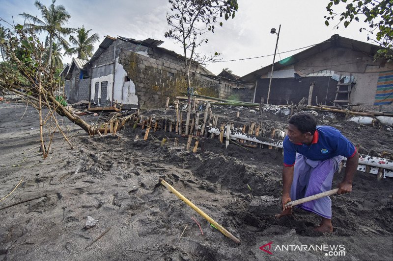 Abrasi pantai Mapak di Mataram