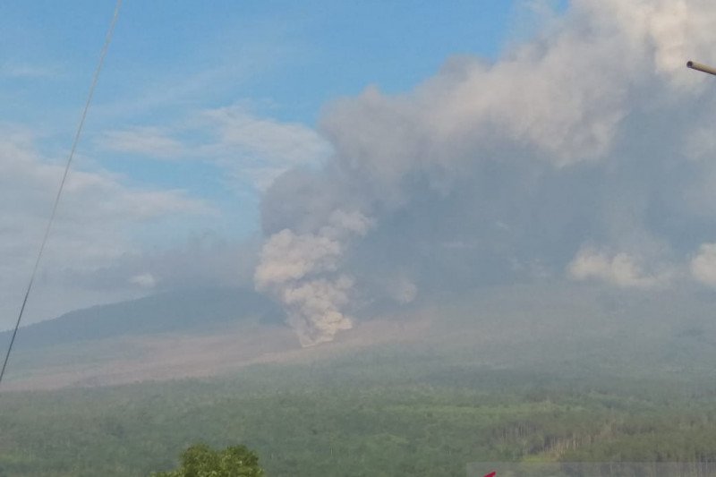 Gunung Semeru kembali luncurkan awan panas guguran