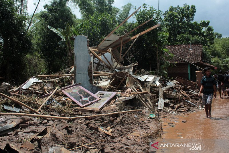 Banjir bandang terjang desa di Jombang