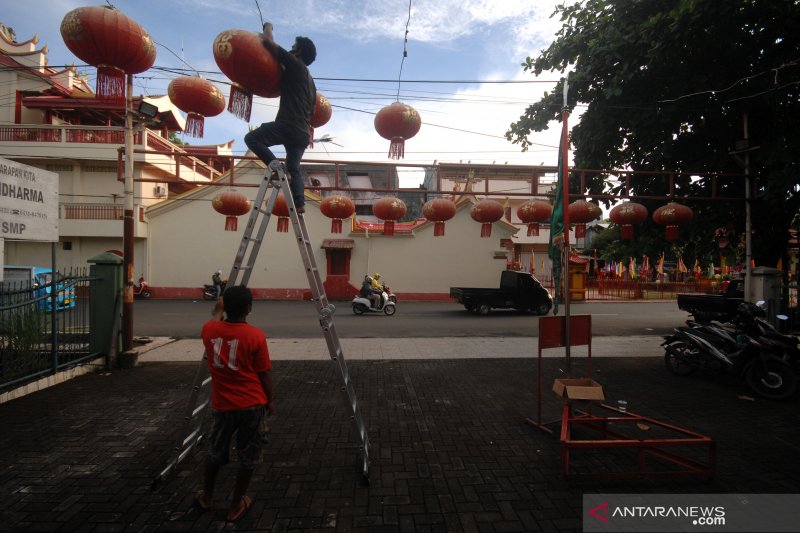 PERSIAPAN KLENTENG DI MANADO SAMBUT IMLEK