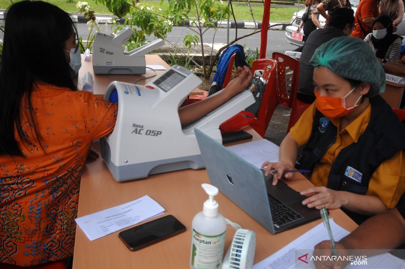 VAKSINASI MASSAL TENAGA KESEHATAN DI MANADO