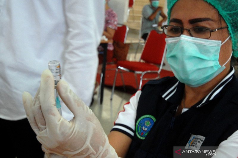 VAKSINASI MASSAL TENAGA KESEHATAN DI MANADO