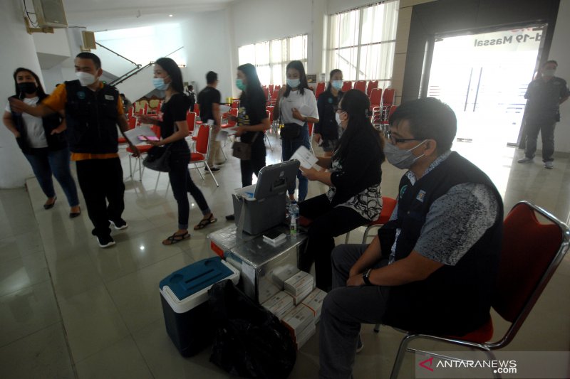 VAKSINASI MASSAL TENAGA KESEHATAN DI MANADO