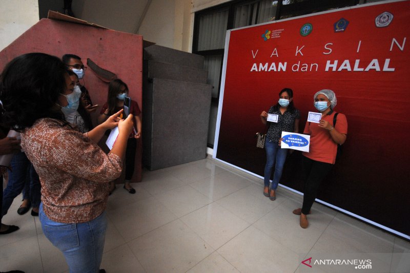 VAKSINASI MASSAL TENAGA KESEHATAN DI MANADO