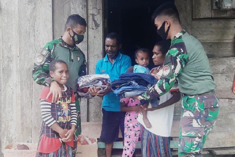 Satgas Yonif Raider 100 beri bantuan pakaian warga kampung di perbatasan RI-PNG
