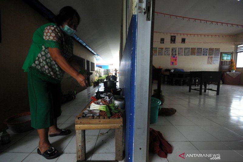 PENGUNGSI BANJIR MASIH BERTAHAN DI SEKOLAH