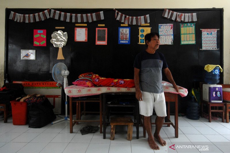 PENGUNGSI BANJIR MASIH BERTAHAN DI SEKOLAH