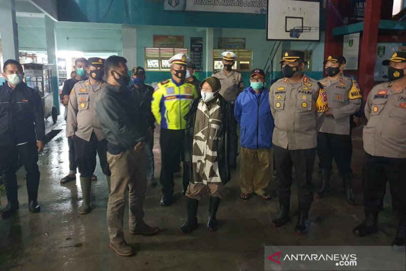 Mensos Risma ke Indramayu tinjau penanganan banjir