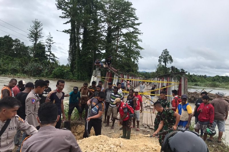 TNI-Polri bersama warga Arsotami perbaiki jembatan rusak di perbatasan RI-PNG