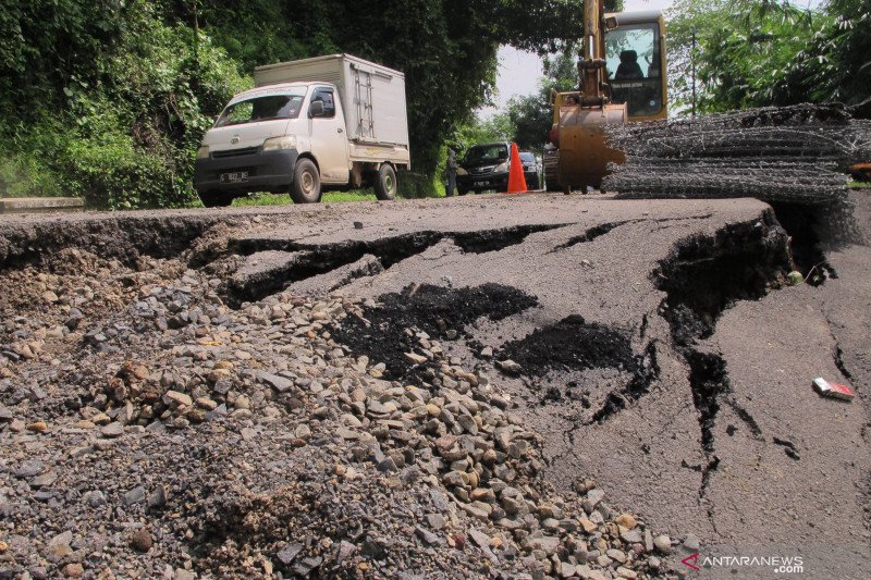 Jalan antar kabupaten ambles