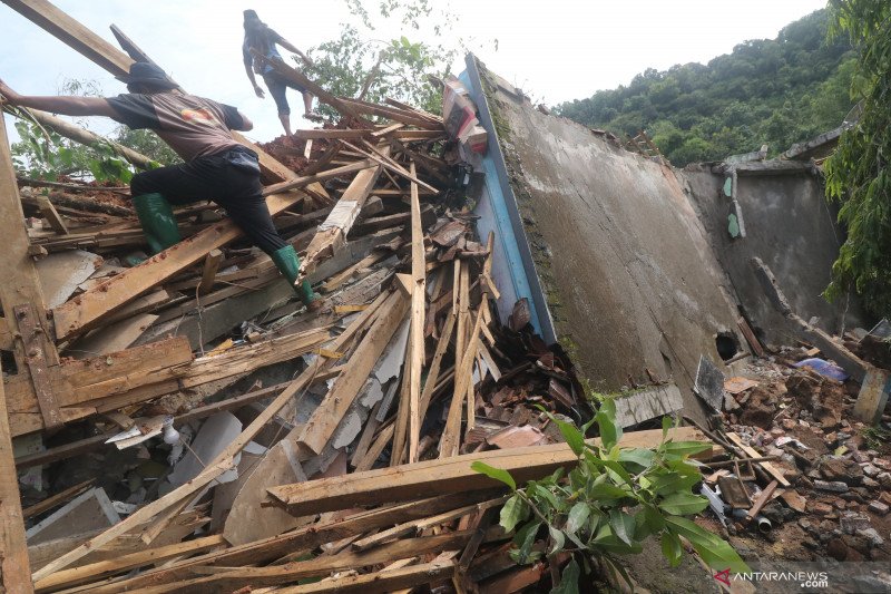 Bencana tanah longsor di Nganjuk