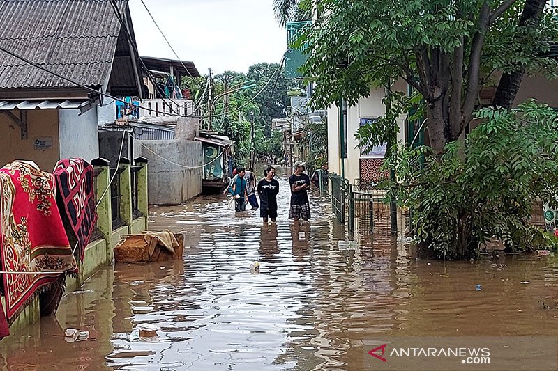 Minggu sore, sebagian rumah di Cipinang Melayu masih tergenang