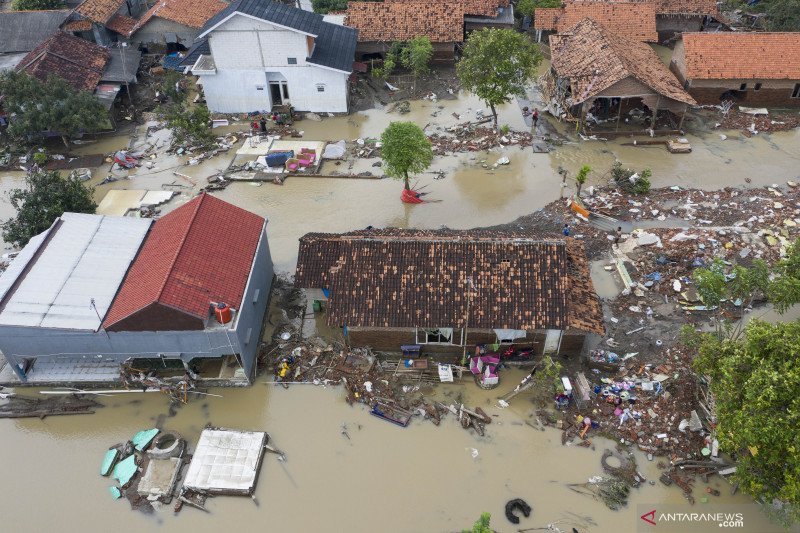 Pascajebolnya tanggul Sungai Citarum