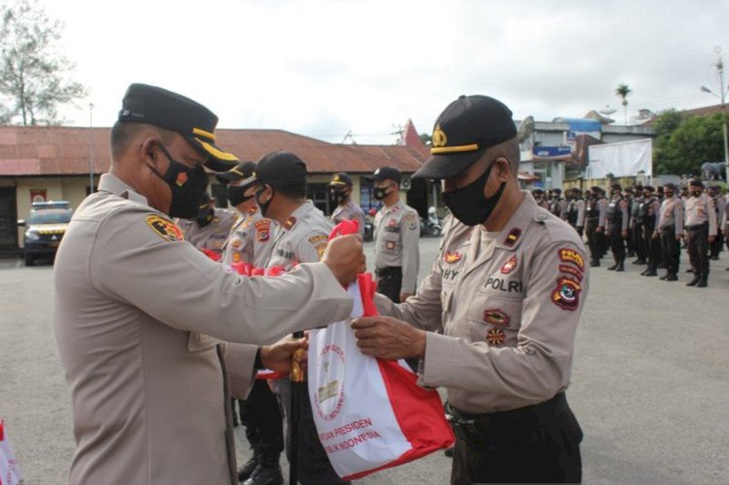 Polisi mulai salurkan bantuan sembako presiden untuk warga di Sumba