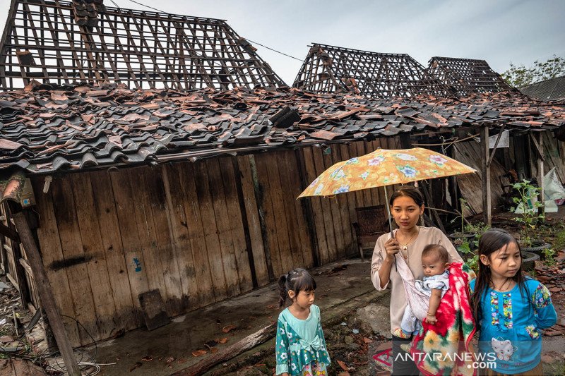 Angin puting beliung melanda permukiman di Demak