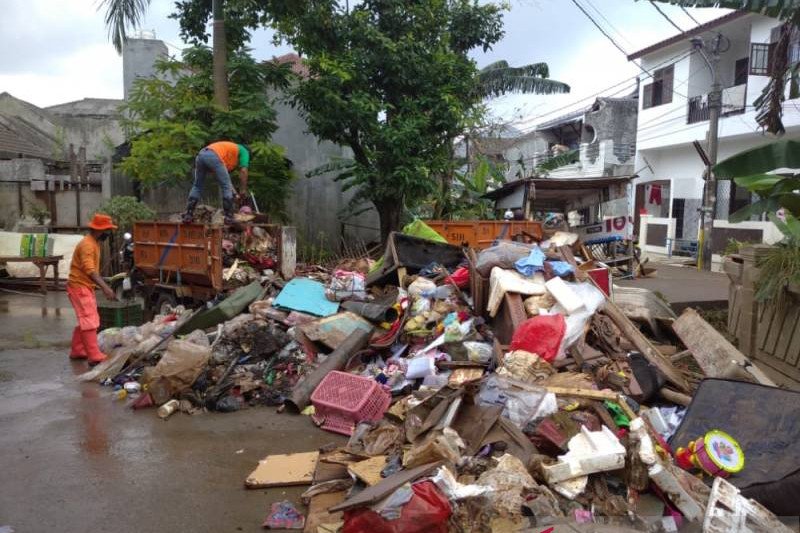 Dinas LH Kota Tangerang kerahkan personel bersihkan lokasi banjir