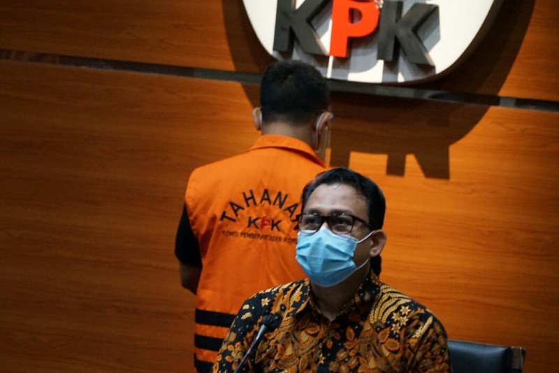 KPK perpanjang penahanan dua tersangka korupsi proyek jalan Bengkalis