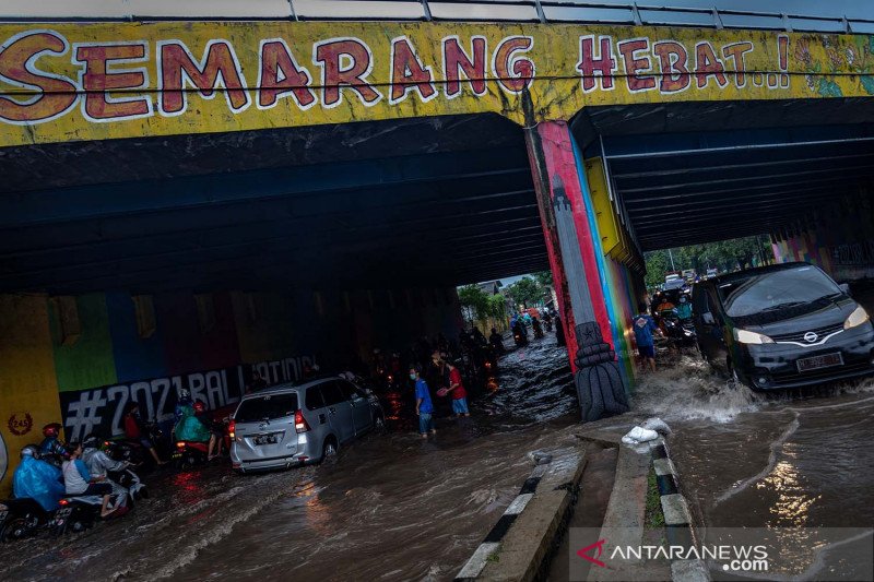 Banjir merendam terowongan Semarang Hebat