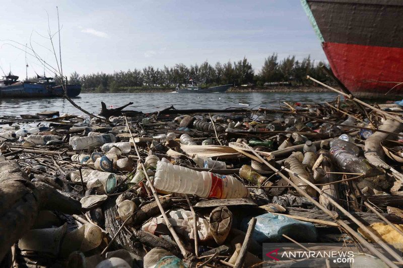 Ratusan juta ton sampah plastik mencemari perairan dunia