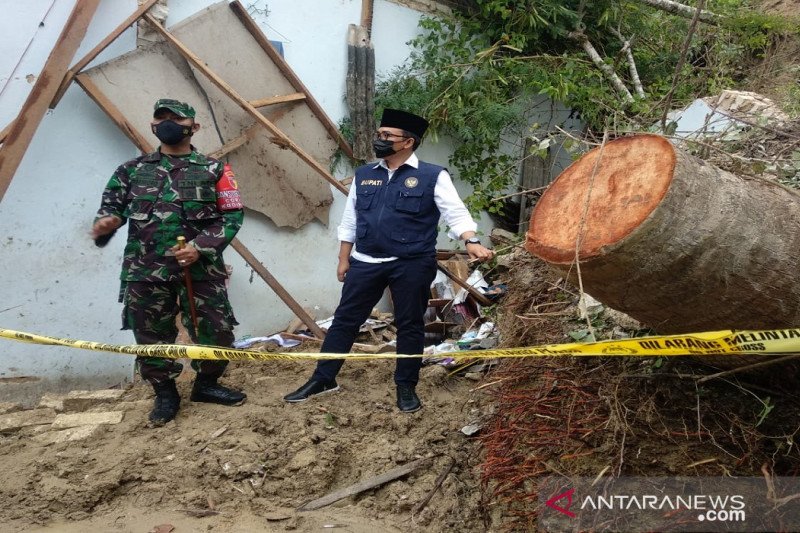 Longsor, korban jiwa dan alat deteksi dini