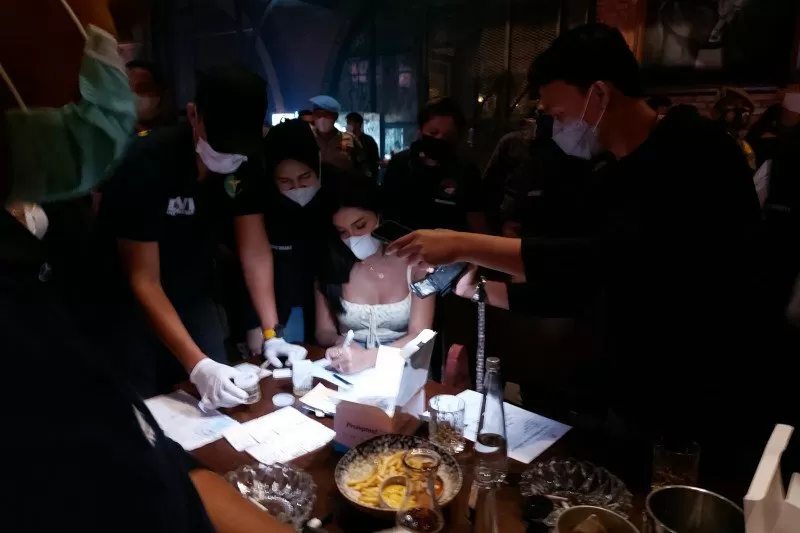 Selebgram Millen Cyrus (tengah) jalani tes urine saat terjaring razia protokol kesehatan yang dilaksanakan oleh Direktorat Reserse Narkoba Polda Metro Jaya di Bar Brotherhood Gunawarman, Kebayoran Baru, Jakarta Selatan, Minggu dini hari (28/2/2021).