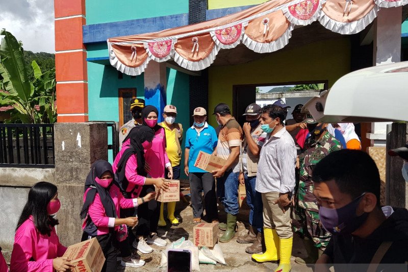 Peduli Banjir Hu’u, Kapolres Dompu ditemani Bhayangkari serahkan bantuan untuk korban