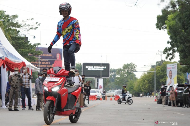 PELUNCURAN SEPEDA MOTOR LISTRIK DI KENDARI