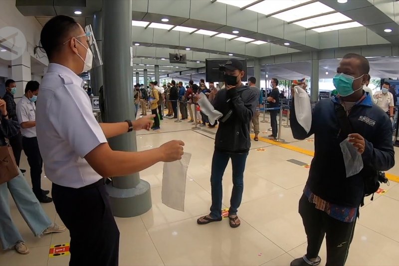 Antusiasme penumpang KA terhadap GeNose C19 di Stasiun Pasar Senen