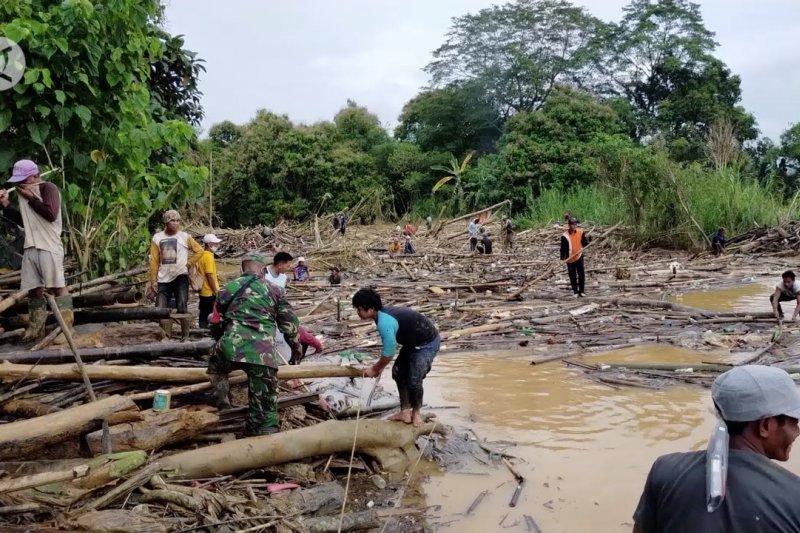 Bersama bersihkan aliran sungai Barabai agar banjir tak lagi terulang